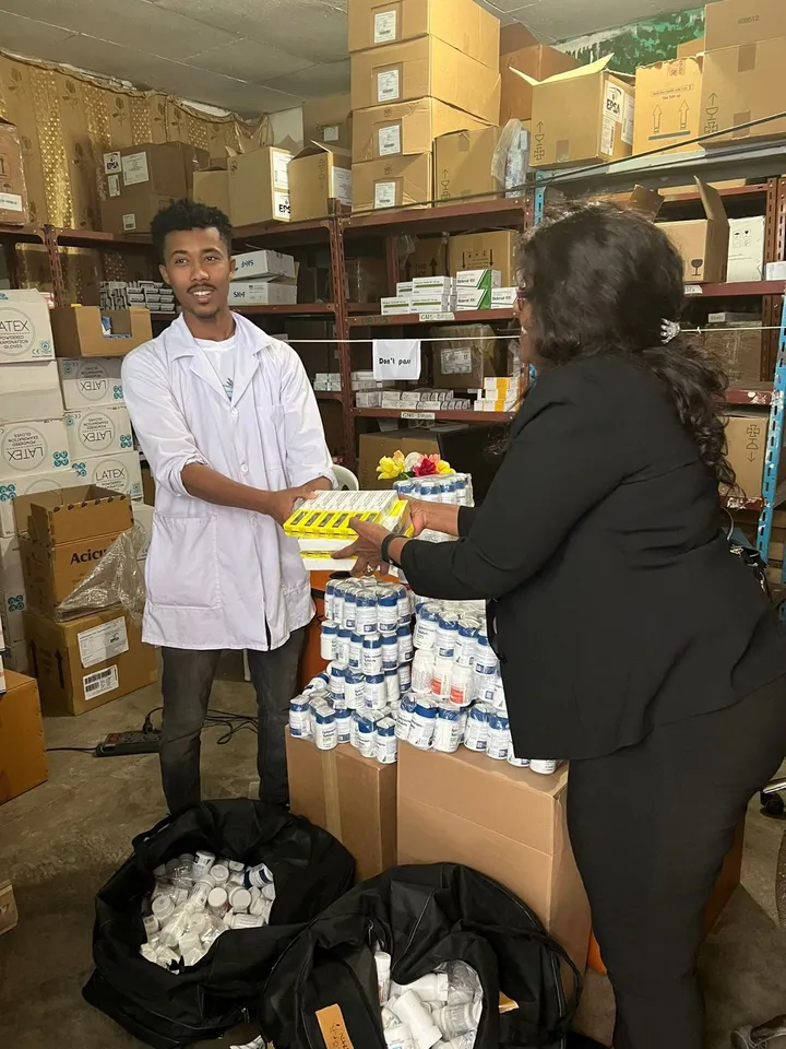 Dr. Yetmwork Berhanu hands donated medical supplies to Mekedonia staff